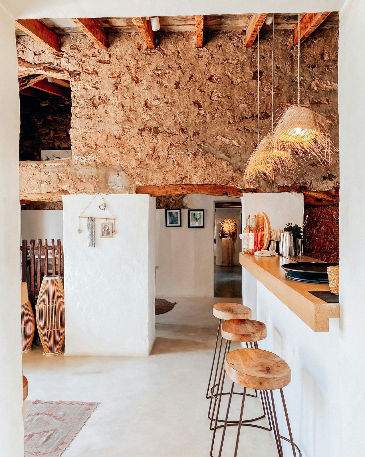 Saniertes Interieur mit Natursteinwand und Holzbalken