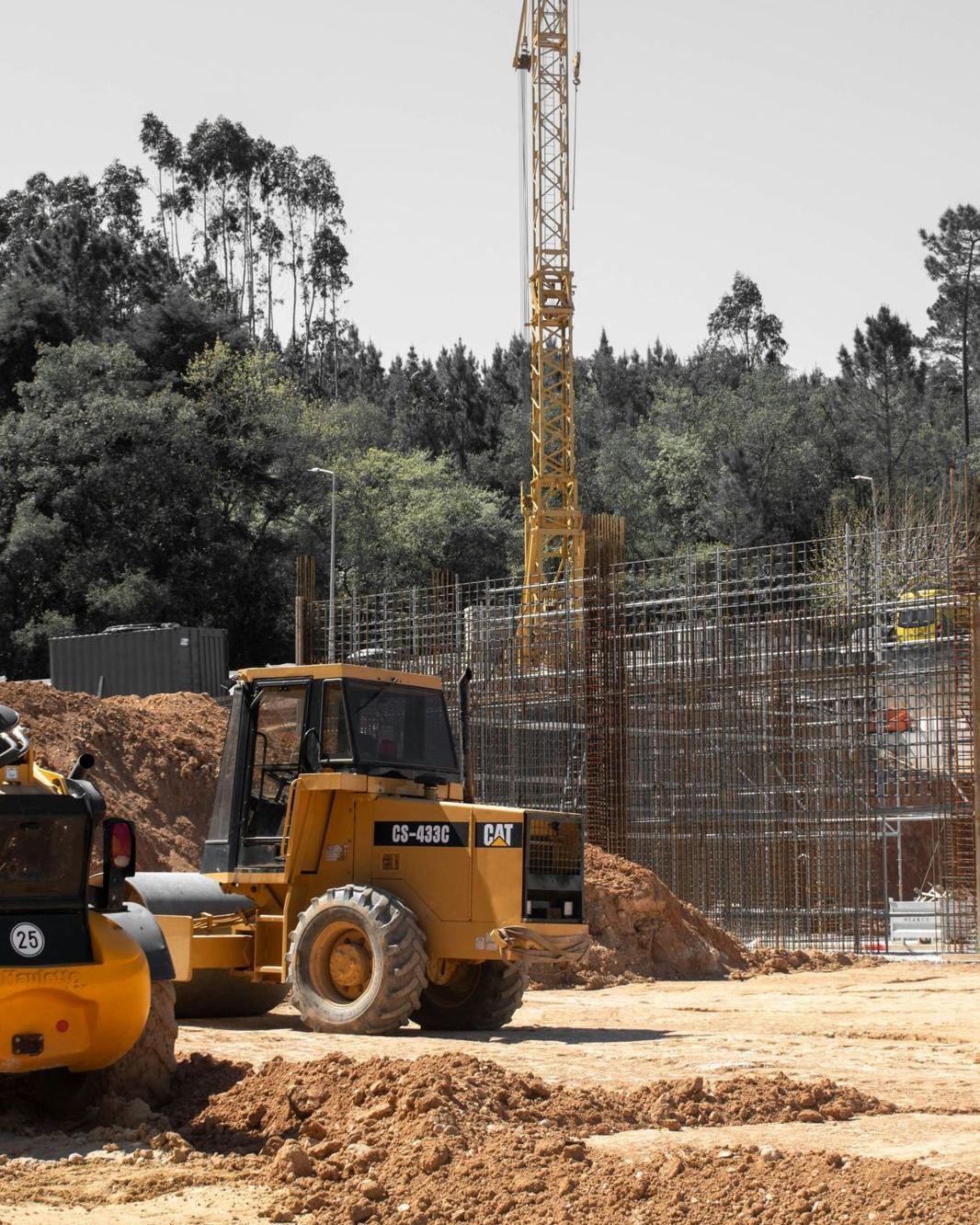 Rohbaustelle mit Turmdrehkran und Baumaschinen